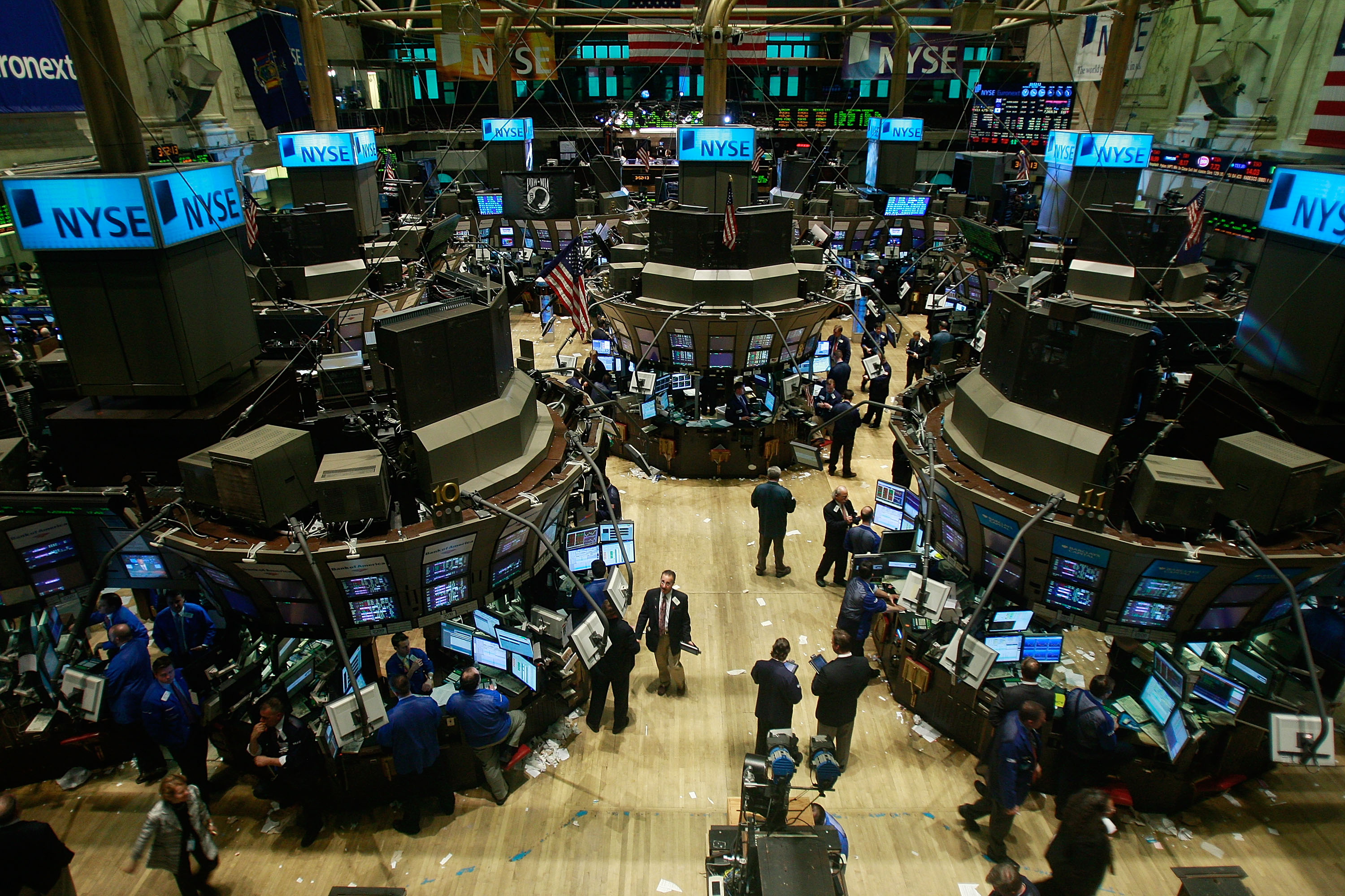 NEW YORK - FEBRUARY 20:  Traders work on the floor of the New York Stock Exchange during afternoon trading February 20, 2009 in New York City. The Dow closed down 100 points to 7365.67 in a week that saw the Dow lose 6.1 percent.  (Photo by Mario Tama/Getty Images)